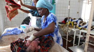 nurse-cleans-newborn-sierra-leone-hospital