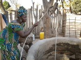 Senegal-Woman-at-Well-800