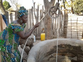 Senegal-Woman-at-Well-800