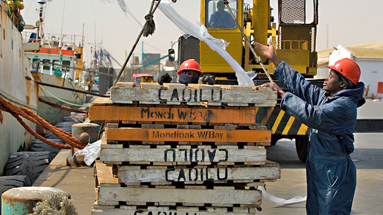 trade-LPI-fishing-ship-container-docker