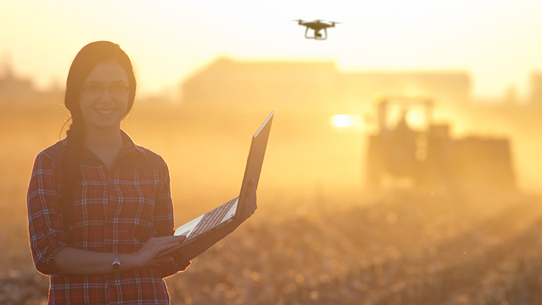 WDR-2019-woman-with-laptop-and-drone.jp
