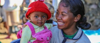32353991822_A young mother and her baby visit the local nutrition center in rural Madagascar to participate in a discussion around children's nutrition and learn new cooking recipes that promote a varied diet5a5